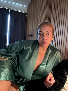 Snapshot of cabrooonaaa chatting on 12/18/25, 11:03 cabrooonaaa online show from 12/18/25, 11:03