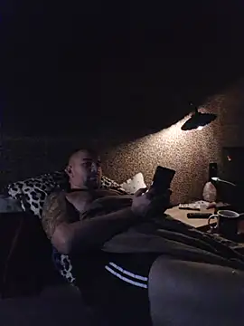 Snapshot of Foxyshaved chatting on 10/02/25, 04:05 Foxyshaved online show from 10/02/25, 04:05