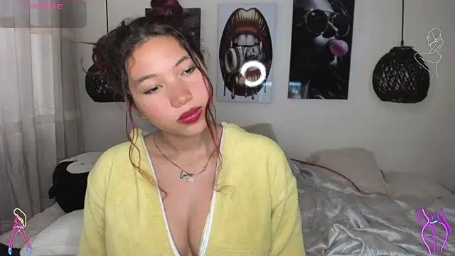 Snapshot of kyliejenner_hot chatting on 02/16/25, 08:55 kyliejenner hot online show from 02/16/25, 08:55
