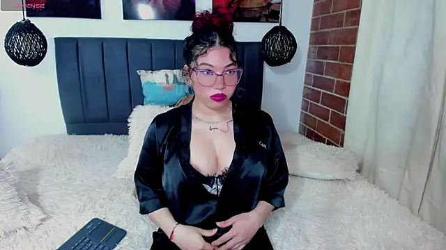 Snapshot of kyliejenner_hot chatting on 06/12/26, 03:48 kyliejenner hot online show from 06/12/26, 03:48