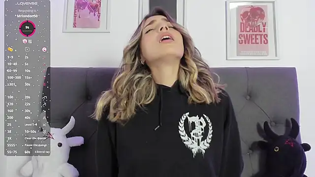 Snapshot of IsadoraGalle_ chatting on 02/22/26, 09:49 IsadoraGalle online show from 02/22/26, 09:49