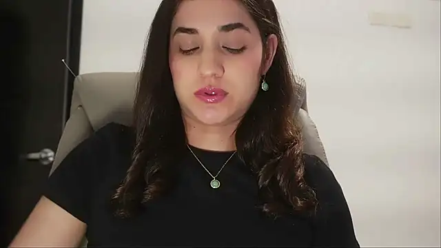 Snapshot of CuteeRose chatting on 04/15/26, 09:15 CuteeRose online show from 04/15/26, 09:15