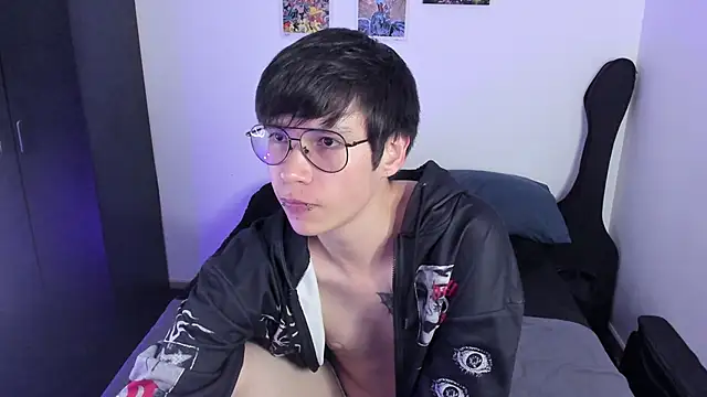 Snapshot of Aventure_Twinks chatting on 10/22/25, 03:28 Aventure Twinks online show from 10/22/25, 03:28