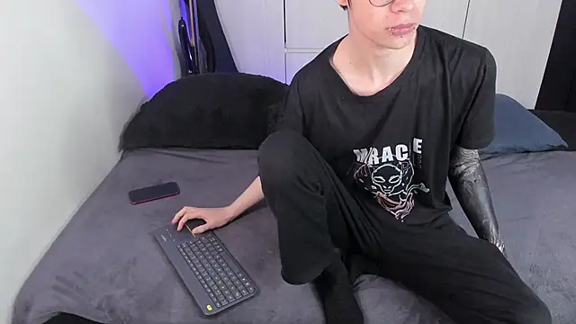 Snapshot of Aventure_Twinks chatting on 01/21/25, 01:43 Aventure Twinks online show from 01/21/25, 01:43
