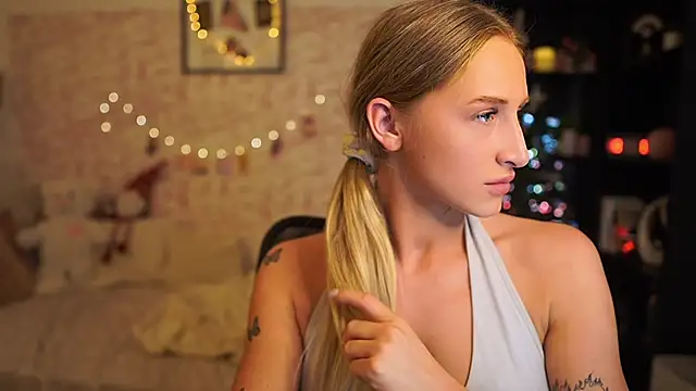 Nicolette  Shea  online show from 12/03/25, 10:03