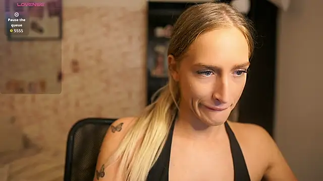 Nicolette  Shea  online show from 10/07/25, 07:53