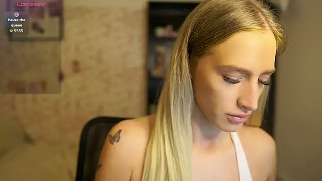 Nicolette  Shea  online show from 10/03/25, 07:21