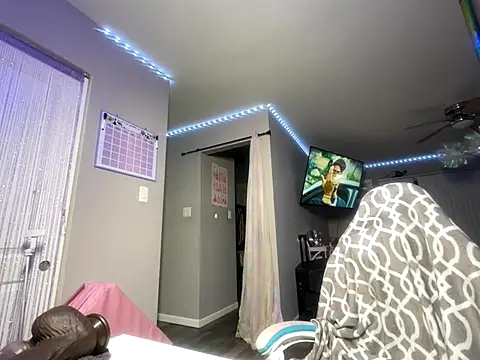 youluuvxo online show from 10/11/25, 12:00