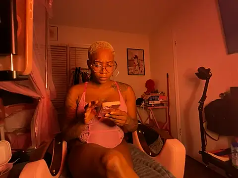 Snapshot of VixenCapri chatting on 05/27/26, 01:15 VixenCapri online show from 05/27/26, 01:15