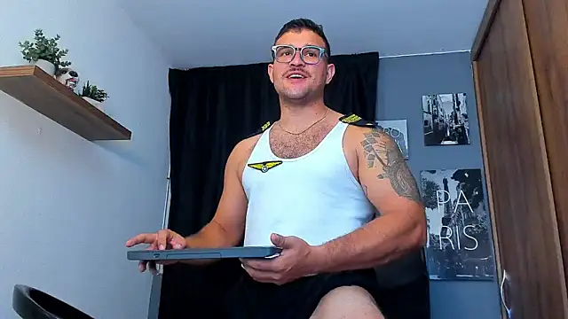 Snapshot of AndrewDiaz chatting on 06/29/26, 07:04 AndrewDiaz online show from 06/29/26, 07:04
