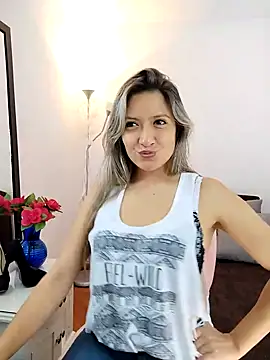 valeriahunter1 online show from 10/15/25, 07:33