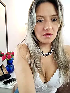 valeriahunter1 online show from 12/02/25, 08:43