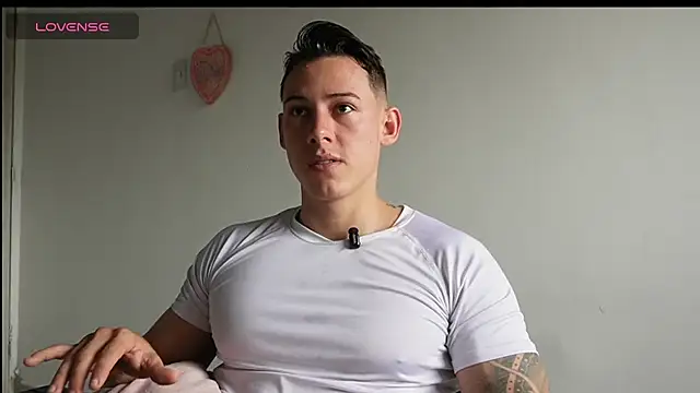 Snapshot of Muscle_King_Cum chatting on 06/18/26, 01:27 Muscle King Cum online show from 06/18/26, 01:27