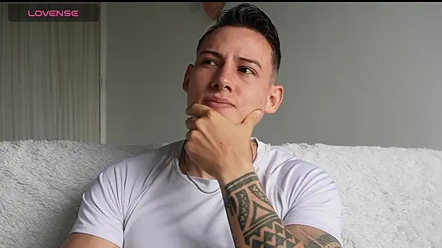 Snapshot of Muscle_King_Cum chatting on 05/29/26, 02:01 Muscle King Cum online show from 05/29/26, 02:01