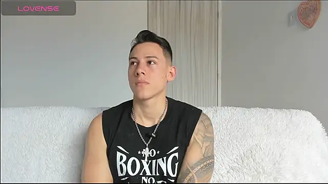 Snapshot of Muscle_King_Cum chatting on 07/10/26, 01:44 Muscle King Cum online show from 07/10/26, 01:44