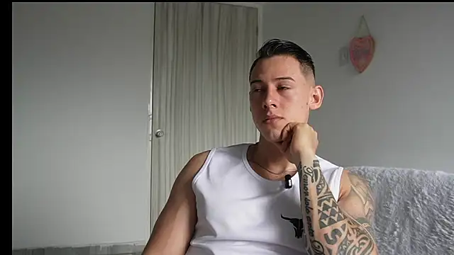 Snapshot of Muscle_King_Cum chatting on 05/13/26, 01:18 Muscle King Cum online show from 05/13/26, 01:18