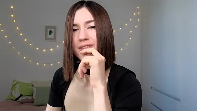 Snapshot of AliciaNewell chatting on 07/17/26, 04:32 AliciaNewell online show from 07/17/26, 04:32