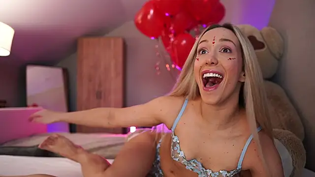 Snapshot of VikkiLustfull chatting on 02/14/26, 07:19 VikkiLustfull online show from 02/14/26, 07:19