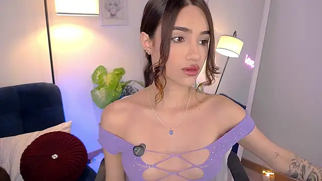 Snapshot of AllieEvans chatting on 04/08/26, 10:11 AllieEvans online show from 04/08/26, 10:11