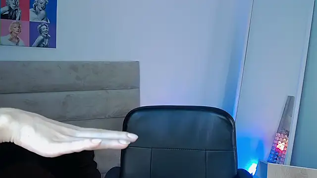 Snapshot of AllieEvans chatting on 02/21/25, 10:04 AllieEvans online show from 02/21/25, 10:04