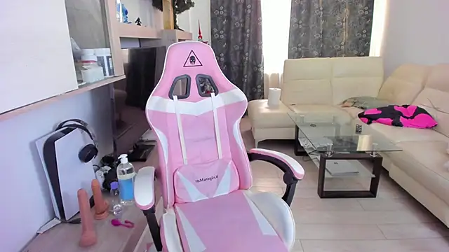 Snapshot of KaylaLaine chatting on 02/23/25, 06:28 KaylaLaine online show from 02/23/25, 06:28