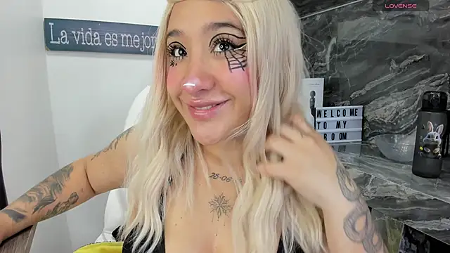 Snapshot of miss_danika chatting on 10/29/25, 11:09 miss danika online show from 10/29/25, 11:09