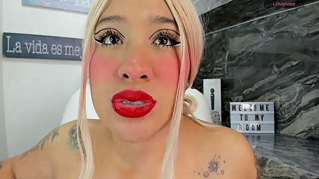 Snapshot of miss_danika chatting on 11/15/25, 11:03 miss danika online show from 11/15/25, 11:03