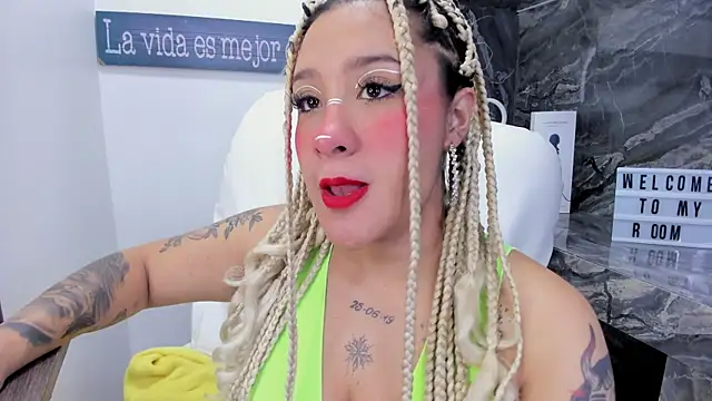 Snapshot of miss_danika chatting on 12/18/25, 11:03 miss danika online show from 12/18/25, 11:03