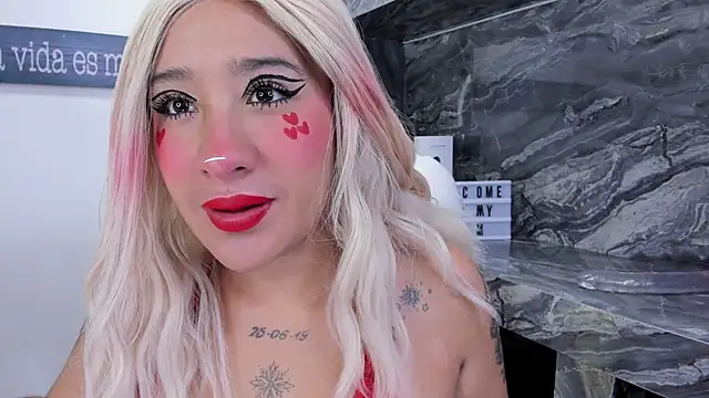 Snapshot of miss_danika chatting on 11/11/25, 11:16 miss danika online show from 11/11/25, 11:16