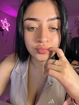 Snapshot of lucianaroy chatting on 04/19/26, 05:52 lucianaroy online show from 04/19/26, 05:52