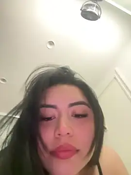 Snapshot of EmilyxRose_- chatting on 06/14/26, 05:03 EmilyxRose - online show from 06/14/26, 05:03