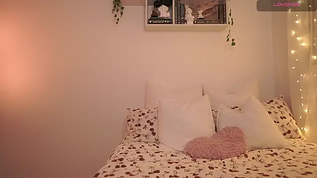 Snapshot of EmilyxRose_- chatting on 02/02/25, 10:49 EmilyxRose - online show from 02/02/25, 10:49