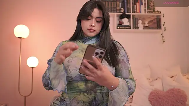 Snapshot of EmilyxRose_- chatting on 02/17/25, 07:44 EmilyxRose - online show from 02/17/25, 07:44