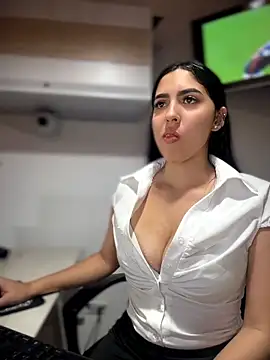 MarianaBenz online show from 06/15/26, 12:12