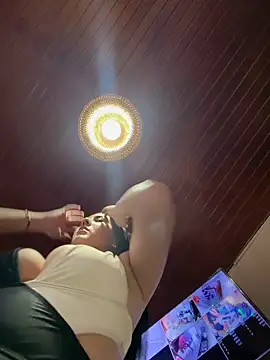 MarianaBenz online show from 11/26/25, 11:38