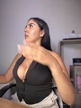 MarianaBenz online show from 12/03/25, 12:33