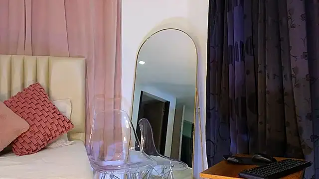 Snapshot of KristennBlue chatting on 02/12/25, 02:03 KristennBlue online show from 02/12/25, 02:03