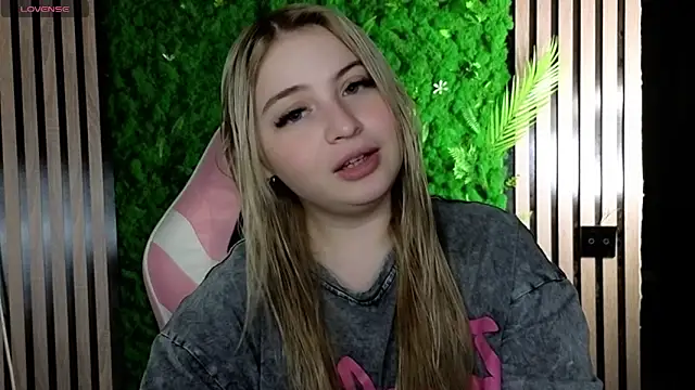 Snapshot of shy_blondiee chatting on 10/29/25, 11:03 shy blondiee online show from 10/29/25, 11:03