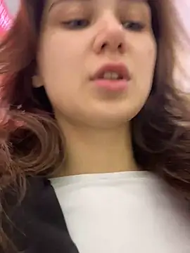 QuitieLia online show from 12/14/25, 09:37