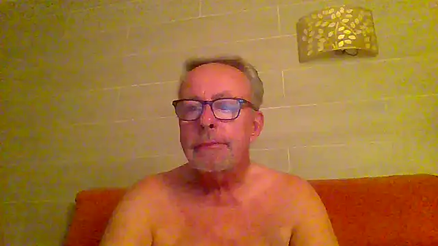 Snapshot of tuggy59 chatting on 06/09/26, 03:29 tuggy59 online show from 06/09/26, 03:29