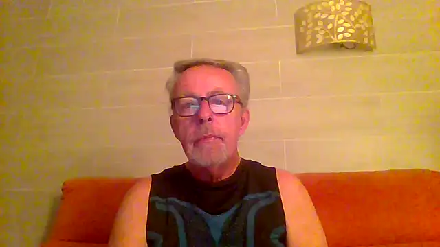 Snapshot of tuggy59 chatting on 06/19/26, 04:18 tuggy59 online show from 06/19/26, 04:18