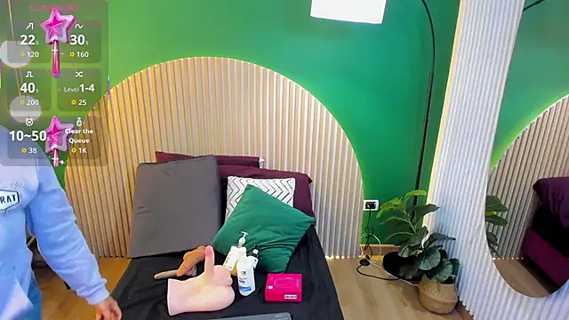 Snapshot of taylor_bennet chatting on 10/19/25, 12:08 taylor bennet online show from 10/19/25, 12:08