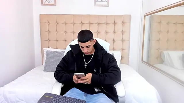 Snapshot of Alex_cute77 chatting on 12/19/25, 11:56 Alex cute77 online show from 12/19/25, 11:56