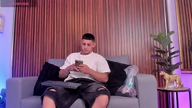 Snapshot of Alex_cute77 chatting on 02/15/26, 12:26 Alex cute77 online show from 02/15/26, 12:26