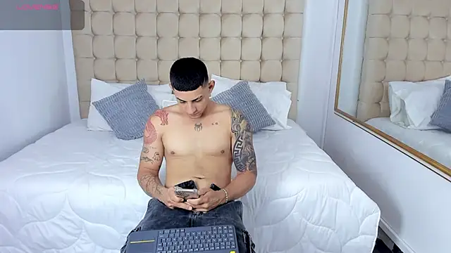 Snapshot of Alex_cute77 chatting on 11/20/25, 12:28 Alex cute77 online show from 11/20/25, 12:28