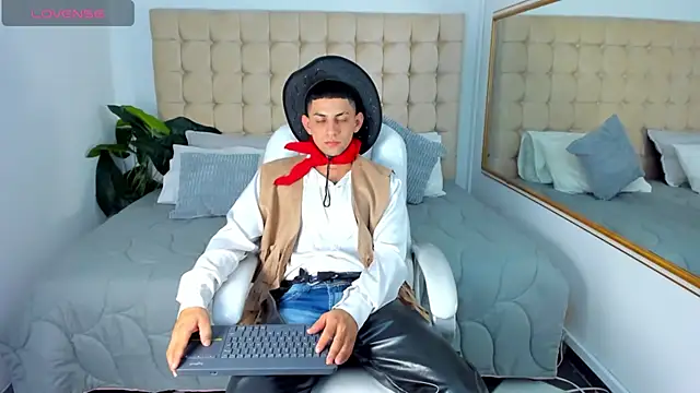 Snapshot of Alex_cute77 chatting on 11/05/25, 11:02 Alex cute77 online show from 11/05/25, 11:02