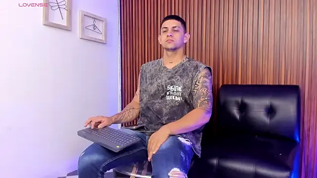 Snapshot of Alex_cute77 chatting on 02/04/26, 11:27 Alex cute77 online show from 02/04/26, 11:27