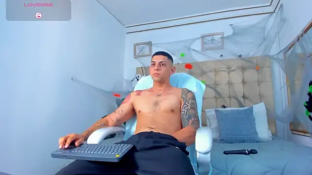 Snapshot of Alex_cute77 chatting on 11/01/25, 10:53 Alex cute77 online show from 11/01/25, 10:53