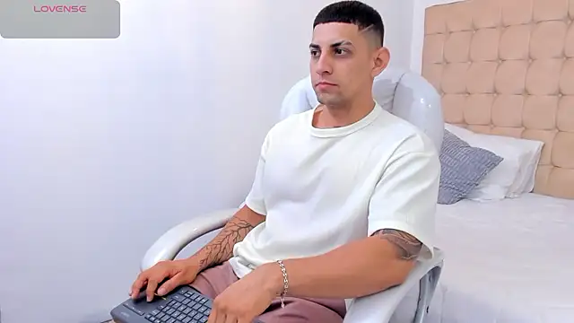 Snapshot of Alex_cute77 chatting on 01/07/26, 12:54 Alex cute77 online show from 01/07/26, 12:54