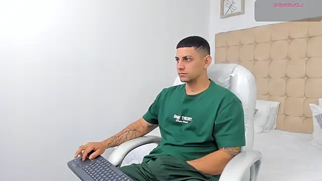 Snapshot of Alex_cute77 chatting on 01/08/26, 12:55 Alex cute77 online show from 01/08/26, 12:55